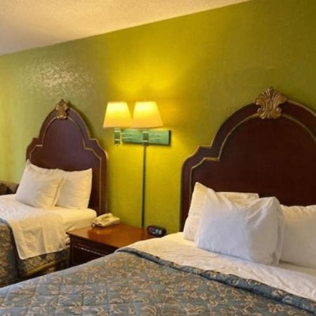Travelodge By Wyndham Sellersburg المظهر الخارجي الصورة