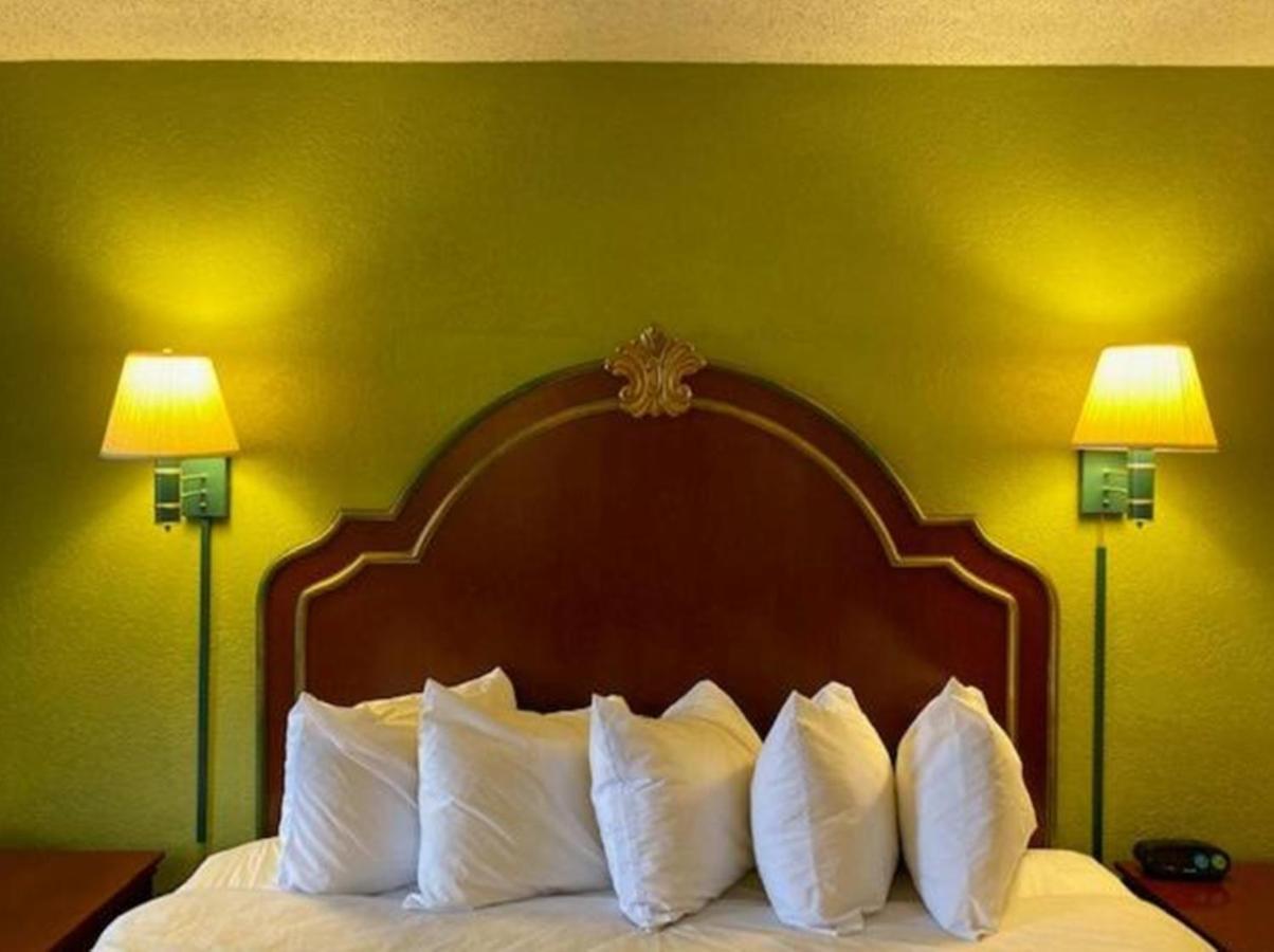 Travelodge By Wyndham Sellersburg المظهر الخارجي الصورة