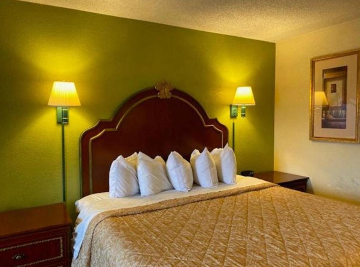 Travelodge By Wyndham Sellersburg المظهر الخارجي الصورة